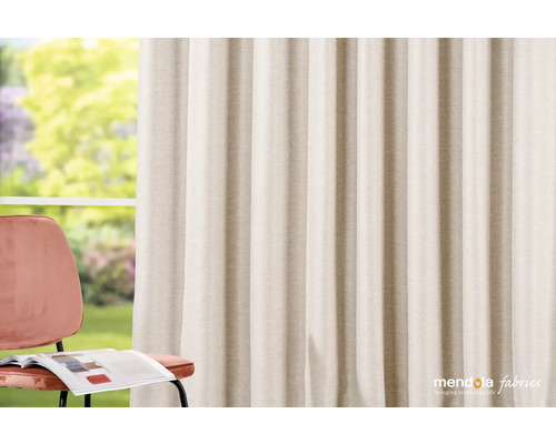 Dekorativní látkové šály před oknem se židlí v popředí.