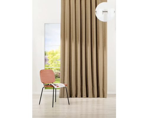 Dekorační látka se závěsem na skládací pásku před oknem se židlí