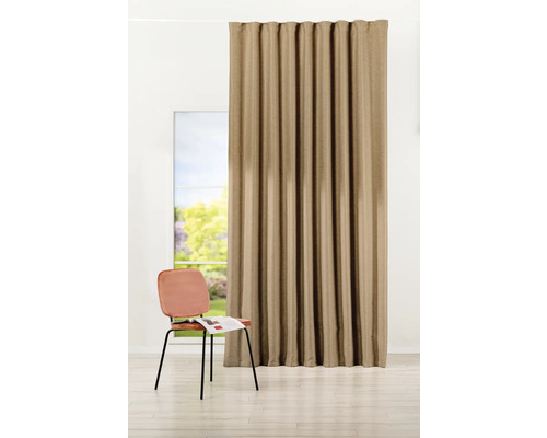Béžový závěs vedle okna a židle