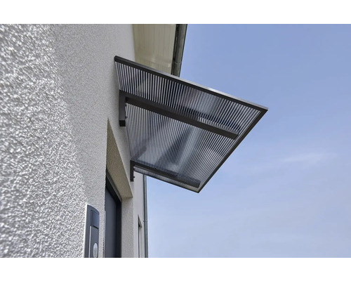 Stříška nad vchodové dveře s lamelovou strukturou na budově