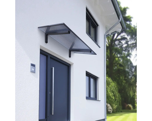 Stříška nad vchodovými dveřmi na domě