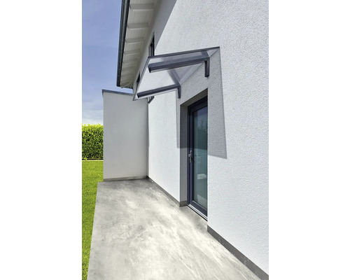 Kovová a plastová dveřní stříška na budově.