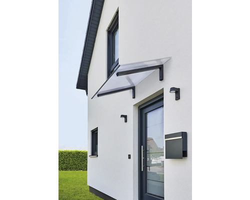 Fasáda domu s vchodovými dveřmi, poštovní schránkou a stříškou