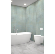 Světlá koupelna s vanou a závěsným WC před barevnou stěnou