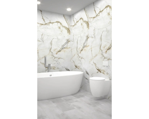 Moderní koupelna s vanou, toaletou a mramorovou stěnou