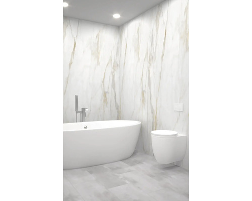 Koupelna s volně stojící vanou a závěsným WC před obkládanou stěnou