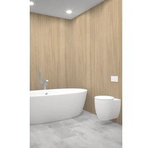 Koupelna s volně stojící vanou a závěsným WC u dřevěné stěny