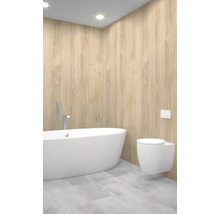 Koupelna s volně stojící vanou a závěsným WC před dřevěnou stěnou