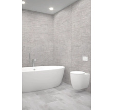 Moderní koupelna s vanou a závěsným WC před strukturovanou stěnou