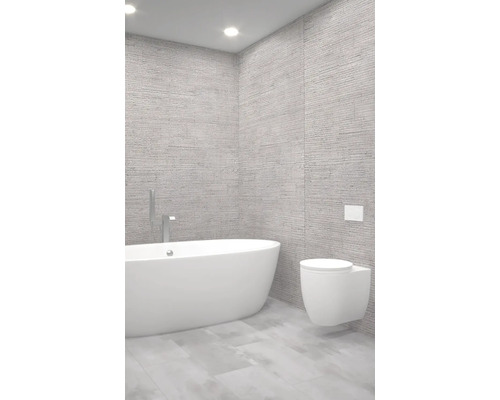 Moderní koupelna s vanou a závěsným WC před strukturovanou stěnou