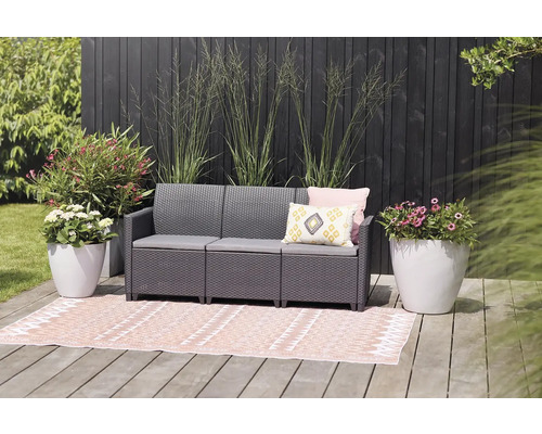 Sada zahradního nábytku s lavičkou, polštáři a květináči na terase