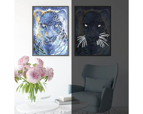 Dva zarámované leopardí diamantové obrazy, jeden světlý a jeden tmavý, na zdi