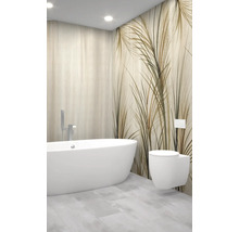 Moderní koupelna s volně stojící vanou, závěsným WC a vzorovaným obkladem stěn