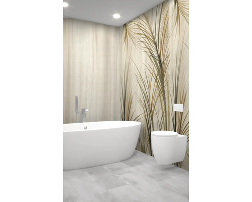 Moderní koupelna s volně stojící vanou, závěsným WC a vzorovaným obkladem stěn