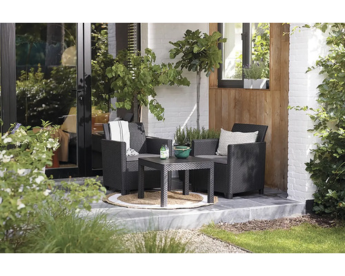 Terasa se dvěma křesly a stolem z polyratanu