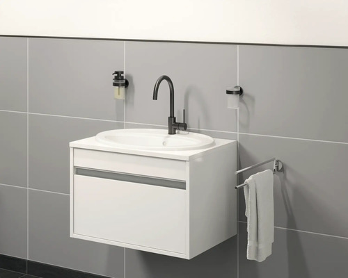 Koupelna s umyvadlovou skříňkou, baterií, dávkovačem mýdla, kelímkem na zubní kartáčky a držákem na ručníky