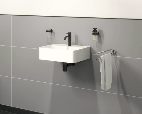 Závěsné umyvadlo s baterií, dávkovačem mýdla, kelímkem na zubní kartáčky a držákem na ručníky na zdi