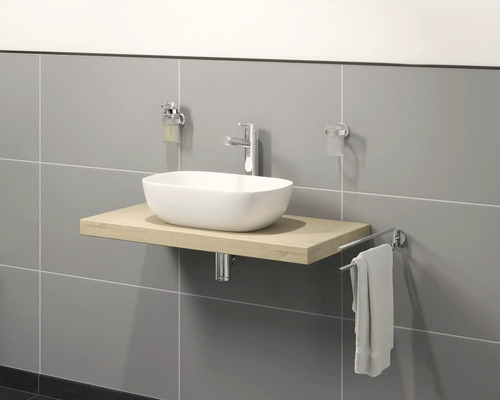 Moderní koupelna s umyvadlem, baterií, dávkovačem mýdla, kelímkem na zubní kartáčky a držákem na ručníky