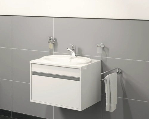 Koupelna s umyvadlovou skříňkou, dávkovačem mýdla, držákem na kelímek a držákem na ručníky