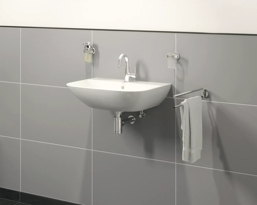 Koupelna s umyvadlem, baterií, držákem na ručníky, dávkovačem mýdla a držákem na kelímek