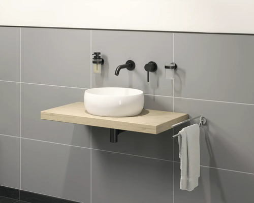 Moderní koupelna s umyvadlem na desku, baterií, dávkovačem mýdla a držákem na ručníky