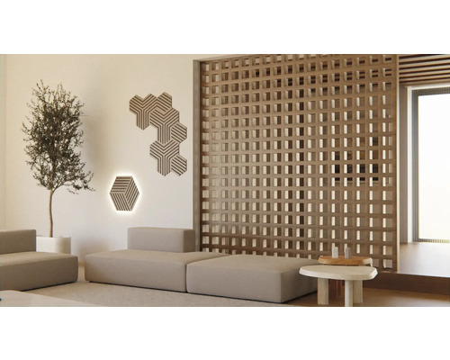 Světlý pokoj s dřevěným obkladem stěn, posezením a dekorativními nástěnnými prvky