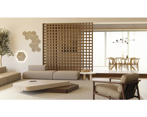 Obývací pokoj s pohovkou, křeslem, stolem, dřevěným panelem a dekorací