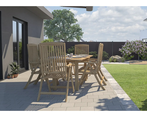 Zahradní scéna s dřevěným stolem a židlemi na terase