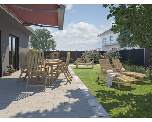 Zahradní scéna s markýzou, zahradní jídelní soupravou, zahradní lavicí a zahradními lehátky na trávníku.