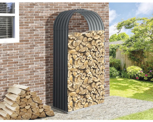 Kovový regál na dřevo v zahradě, plný dřeva