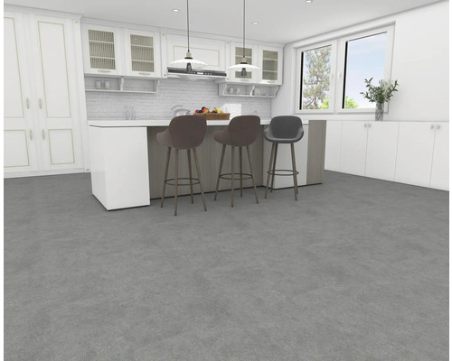 Světlá kuchyně s kuchyňským ostrovem a barovými stoličkami