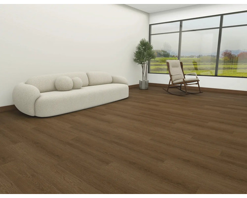 Obývací pokoj s pohovkou, pokojovou rostlinou, houpacím křeslem a dřevěnou podlahou