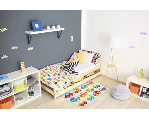 Dětský pokoj s postelí, policí, kobercem a dekorací