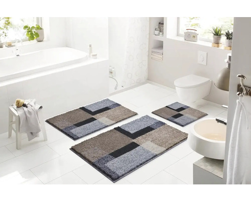 Moderní koupelna s geometrickou sadou koupelnových koberečků