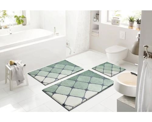 Koupelna s vanou, umyvadlem, toaletou a sadou tří koupelnových předložek s geometrickým vzorem