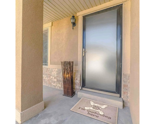 Vstupní prostor s rohožkou, stojací lampou a venkovní lampou