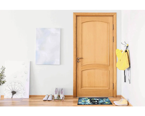 Předsíň s dřevěnými dveřmi, rohožkou a dekoracemi