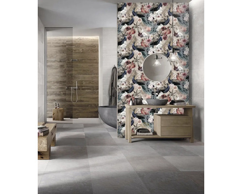 Koupelna se sprchou, vanou, umyvadlem a vzorovanou stěnou