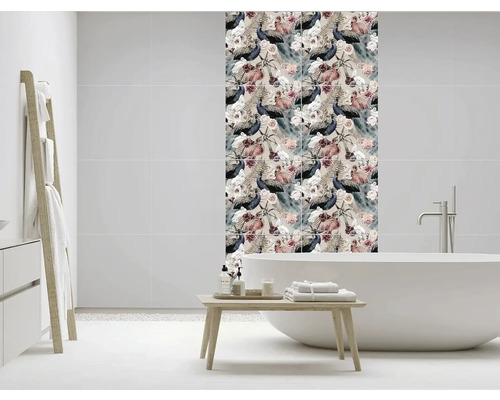 Koupelna s vanou, dřevěným regálem a obklady s květinovými a ptačími vzory