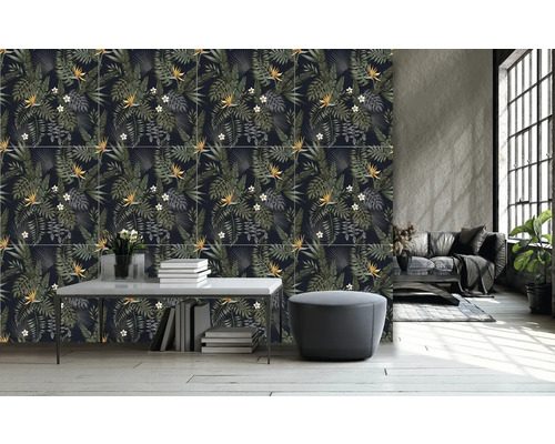 Obývací pokoj s květinovou vzorovanou obkladovou dlaždicí, stolem a sedací stoličkou