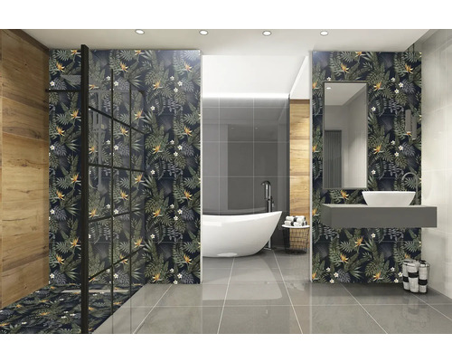 Koupelna se sprchou, vanou, umyvadlem a obklady s květinovým vzorem