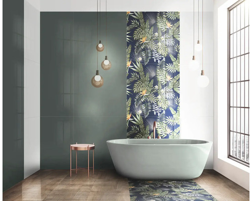 Moderní koupelna s vanou, zelenými obklady a obklady s rostlinnými vzory a dřevěnou podlahou