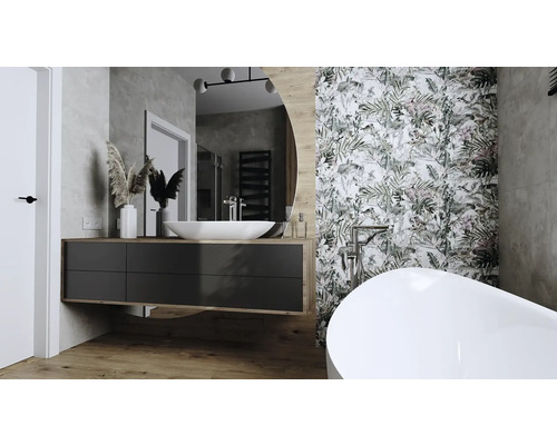 Koupelna s umyvadlovou skříňkou, zrcadlem, vanou a květinovou tapetou