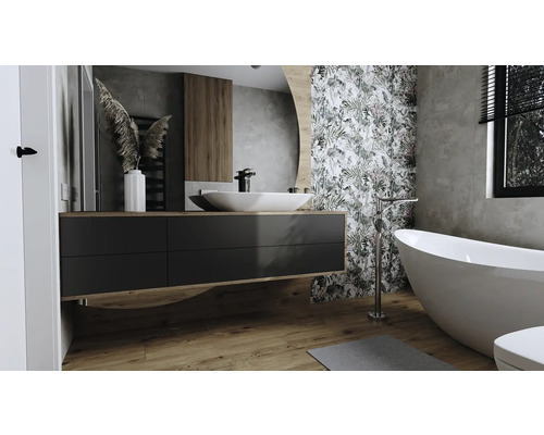 Moderní koupelna s umyvadlovou skříňkou, zrcadlem, vanou a květinovou tapetou