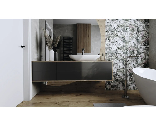 Moderní koupelna s umyvadlem, zrcadlem a vanou