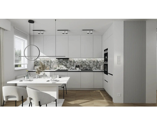 Světlá kuchyně s bílými skříňkami, jídelním stolem a obkladem s květinovým motivem