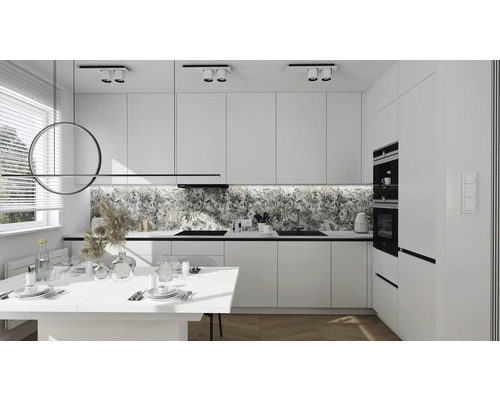 Světlá kuchyně s bílými skříňkami, jídelním stolem a květinovým pozadím