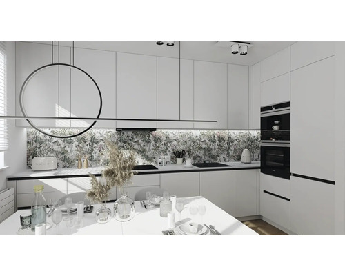 Světlá kuchyně s kuchyňskou linkou, jídelním stolem a květinovým obkladem