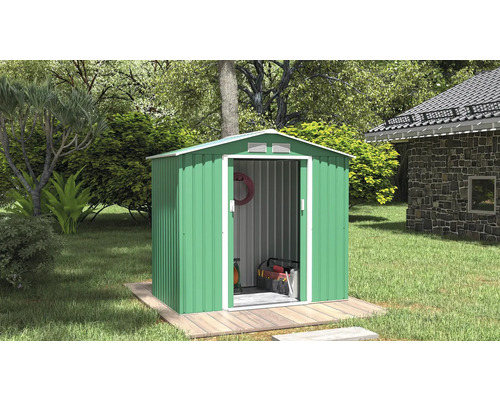 Zahradní scéna s otevřeným, zeleným kovovým zahradním domkem pro uložení zahradního nářadí