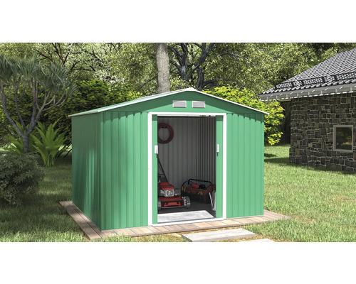 Kovová zahradní kůlna s otevřenými posuvnými dveřmi, uvnitř sekačka na trávu a bedna na nářadí